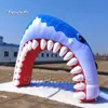 Enorm blå uppblåsbar haj mun personlig tecknad djurmaskot välvd dörr söt blåsa upp hajbåge för ingångsdekoration