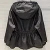 Fotos reais - Jaqueta de grife feminina com capuz Outerwear Moda Cor sólida Triângulo de metal Jaqueta corta-vento Jaqueta feminina casual Casaco Tamanho da roupa S M L