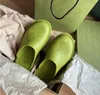 2021 Hombres Mujeres Sandalias Zapatillas Chanclas Diapositivas Diseñador Moda de lujo Tacones altos Plataforma Zapatos planos Goma Color caramelo Jalea Zapato Playa