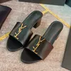 Tasarımcı Sandalet Metal Toka Dekorasyonu Klasik Moda Flip Flip Flops Lacquer Altın Kırmızı Buzağı Kadın Terlik