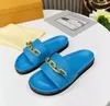 Fad Metal Chain Solid Color Slipper Woman Open-Toe Slippers Högkvalitativa läder tjocka sulor Slitiserade sandaler inomhus badrum flip-flops designer strandskor