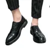 Brogue Shoes Men PU in pelle di pelle quadrata casual moda nero tendenza classica cavo intagliato intagliato britannico up business shoes cp179