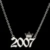 1980-2019 Anno di nascita personalizzato Numero Collane pendenti Collana iniziale corona personalizzata Per le donne Gioielli di compleanno per ragazze Regalo speciale per l'anno