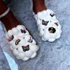 Nxy Sandals Women Summer Bubble Slides with Charms Chain Couples Besch Shoes Designer Flip Flops Indoor Bathroom Massage Slippers 0528