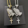 Collares pendientes Hip Hop Cubic Zirconia Iced Out Bling Praying Hands Cruz colgantes para hombres mujeres JewelryPendant