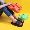 Slippers eenvoudige effen kleur eva materiaal vrouwen slippers dikke Zool Zachte Comfortabele antislip sandalen slippers paar nieuwe zomer 220427