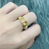豪華なジュエリーD文字ダイヤモンドレディース結婚指輪ビンテージ銅18Kゴールドメッキのない非フェージングセレブの女性リング高品質新しい設計R026