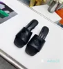 2022- Kvinnor tofflor av högsta kvalitet utomhus bankett Slidskor Straw Summer läder sandaler Multicolor Flat Heel Mule Letter Storlek 35-42