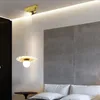Sovrum sovrummet små hängslampor vardagsrum soffa bakgrund vägg rampljus modern minimalistisk lampskärmar för hängande lampor
