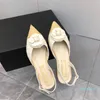 2022クラシックフラットヒールサンダル革夏の女性ローヒールファッションセクシーな手紙椿の結婚式の尖った靴サイズ35-40