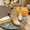 2022ファッションデザイナーブーツボトムリアルレア縫製ハイウーマンレザーブーオットエンボスウールの裏地バックルアンクルブーツ女性ブーツ35-42