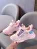 Zapatillas deportivas gruesas con estampado de letras para niños pequeños SHE