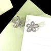 Fabrikspris grossistprydnader stud nagel fyra bladblomma utsökt mångsidig solrosblomma fem kronblad full diamantörhängen koreansk version