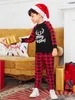 Set pigiama manica raglan con grafica natalizia e slogan per bambini SHE