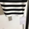 2022 Femmes Summer Knit Tee Tops avec Lettre Imprimer Piste Coton Rayé Slash Cou Designer Crop Top T-shirt Vêtements Haut De Gamme Sexy Pulls Gilet