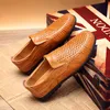 Qualidade Split Sapatos de Couro Homens Moda Moda Ar Buraco Verão Sapatos Casuais Sólidos Flats Homens Slip-On Business Men Sapatos