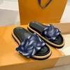 Senaste Pool Pillow Comfort Mules Sandals Men Kvinnor Fashion Slippers Ladies Summer Vibrant Sandals Puffy Style Classic Slides With Box 356 W2