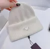 Zimowa czapka klasyczne litery drukowane dzianinowe czapki dla męskich kobiet wełniane czapki moda odwrócony trójkąt unisex ciepła czapka czaszka casquette