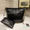 große schwarze lacklederhandtasche