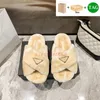 Designers chinelos femininos lâminas de lã confortáveis ​​lâminas de pêlo macio de pêlo de pêlo de pêlo cruzado de slide slide Triangle crossover chinelo de luxo com caixa