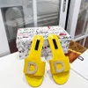 Италия Дизайнерская тапочка роскошная женщина -сандаловая бренда Slide Slippers Плоские дно палочки для шлифования Дизайн расчеты пена резиновые сандалии от обуви S93 03