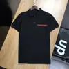 Tasarımcı Erkek Yaz T Gömlek Moda Baskı Erkek Polos Klasik Deri Cepler Gündelik Kısa Kollu T Gömlek Erkek Pamuklu Tişört Beyaz Ve Siyah Polo Gömlek M-3xl
