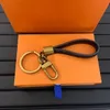 Luxus -Designer Keychain Classic Brands Schlüsselschnallen Blumenbuchstaben Muster Echtes Leder Goldener Schlüsselanhänger Herren Womens Bag Anhänger