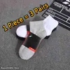 chaussettes pour hommes Femmes Coton de haute qualité All-match classique Cheville Lettre Respirant noir et blanc Football basket Chaussette de sport en gros WDLL