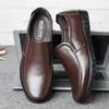 Chaussures habillées 2022 hommes en cuir véritable respirant d'âge moyen affaires bout rond chaussures de mariage homme plat