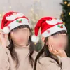 Interiördekorationer bil julprydnader vuxna barn röda jultomten hattar klä upp huvudbonad gåvor hattarinterior