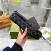 Mulheres Slippers de Paris Designer Morango Moda Bordada de Moda de Bordado Os escorregadores escorregadios em meninas cobertas de mulheres plataforma grossa aumenta sandálias sem deslizamento