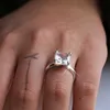 Anelli con zirconi cubici placcati in oro bianco 18 carati Promise Halo Engagement Promise Eternity Ring per le donne Accessori moda