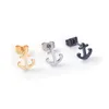 Hip Hop Vertical Middle Finger Stud voor vrouwelijke mannen Punk roestvrijstalen anker oorbellen Piercing ringen feestmode sieraden cadeau 18859824