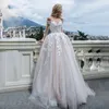 Abito da sposa moderno a maniche lunghe a linea Abito da sposa sexy con scollo a barchetta trasparente Abito da sposa Illusione in pizzo Bottone posteriore Tulle Sweep Train Abiti da cerimonia Custom Made