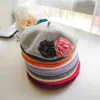 2017 Nueva Moda Elegante Invierno Boina Sombrero Para Las Mujeres Seda Flor Decoración Alta Calidad Vintage Lana Boina Sombreros Femeninos Otoño Invierno J220722