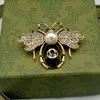 Famous Design Gold Bee Letters Luxurys Desinger Brooch Women Rhinestone Pearl Letter Brooches Suit Pin Fashion Jewelry Clothing De8167556