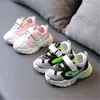 Nowe wiosenne dzieci w oddychaniu butów sportowych dla chłopców Dziewczyny Baby Casual Buty mody miękki dno bez poślizgu dziecięce buty maluchowe g220517