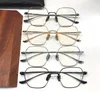 Novo design de óculos da moda 8116 Óculos ópticos Armação quadrada Estilo literário vintage Simples e versáteis Óculos de aro de metal com caixa podem fazer lentes de prescrição