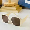 Designer Shiny Metal Rivet Oversize Solglasögon för kvinnor 0916S Fashion Summer Beach Drivin Black Goggle Glasses Full Frame Letter Square Design Man Shades with Case