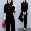 Kvinnors tvåbitar byxor Autumn Winter Chinese Style 2 Set Women Long Sleeve Stand Collar Embroidery Cheongsam Top Pant Vintage Velvet Clothe