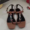 Lyxiga kvinnor skor sandallägenheter cassandra svart kalvskinn läder flip flop sandaler toffel ankel rem summer cool mens platt tofflor med ruta 35-41