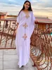 Élégant doré brodé Kaftan Robe blanche de col en V retro plus taille femme Vêtements de la plage de la plage d'été Port Maxi Robes N1373 220402