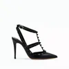 Varumärkesdesigner pekade Toe Women Studded Strappy Dress Shoes Pumps äkta lädernitar Sandaler Valentine High Heels