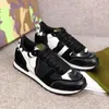 Avec la boîte Designer VT Sneakers Chaussure Top Qualité Camouflage Sneaker Casual Chaussures Femmes Hommes Rivet Chaussures Cloutés En Cuir Appartements Mesh Camo Daim Train Valentine 85PJ