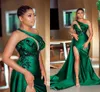 Jägare grön en axel halsringa satin kväll klänningar hög sida split applique långa sweep vestidos de fiesta arabiska aso ebi prom klänning