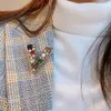 Pinos, broches letra de cristal v broche pino shinestone triângulo lapela pinos masculinos de terno masculino colarinho cardigan badge jóias de jóias para mulheres