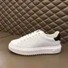 2022 Topmerkontwerper Klassieke reliëf Fashion Women Small White Shoes Ladies Casual Sneakers Echt lederen MKJK988