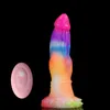 Nxy Vibradores Yiyst Tamanho Pequeno Luminoso Dildo Portátil Poderoso Vibrante Plug Anal com Sucker Silicone Fantasia Macia Wirless Contral 0408