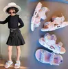 2022 Barn Nya Plana Sandaler Bow Rhinestone Girls Princess Sommar Läder Skor Barn Öppna Toe Pearl Beach Sandaler Storlek 21-30 G220421