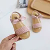 Meisjes gevlochten sandalen lente / zomer kinderen baby schoenen zachte bodem kinderen sandalen boog schattige prinses schoenen casual sneakers G220418